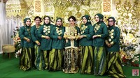 Acara Mappacci dihadiri keluarga dan kerabat. Foto: dok. Channel YouTube Putri Isnari