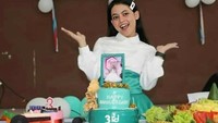 Penyanyi dangdut jebolan DA musim ke-4 ini juga sempat membagikan potretnya saat merayakan hari jadinya berkarir yang ke-3 tahun. Tak sendirian, ia bersama puluhan penggemarnya. Foto: Instagram @da4_putri03