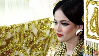 Pedangdut berusia 20 tahun itu, terlihat cantik dengan riasan bold lengkap dengan lipstik merah dan menggunakan baju adat Bugis bernuansa hijau tua dan emas. Foto: dok. Channel YouTube Putri Isnari