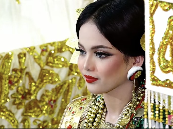 Putri DA atau Putri Isnari menggelar acra adat Mappacci jelang pernikahan.