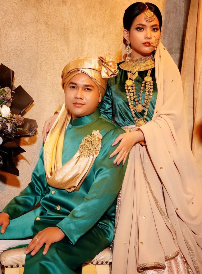 Berbeda dengan tema di foto prewedding pertama, di prewedding kedua Putri dan calon suaminya kompak mengenakan busana khas India. Putri tampil totalitas dengan aksesori pendukung seperti kalung, gelang, anting di telinga dan hidung, serta hiasan kepala. Foto: Instagram/@da4_putri03