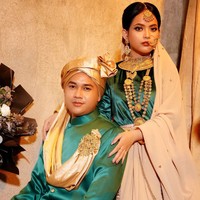 Berbeda dengan tema di foto prewedding pertama, di prewedding kedua Putri dan calon suaminya kompak mengenakan busana khas India. Putri tampil totalitas dengan aksesori pendukung seperti kalung, gelang, anting di telinga dan hidung, serta hiasan kepala. Foto: Instagram/@da4_putri03