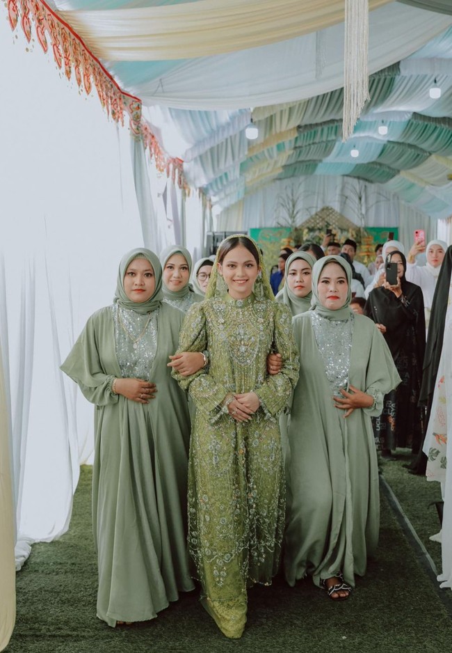 Jelang pernikahan Putri juga sudah menggelar aacara pengajian. Terlihat Putri dan keluarganya kompak mengenakan busana berwarna hijau. Foto: Instagram/@da4_putri03