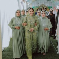 Jelang pernikahan Putri juga sudah menggelar aacara pengajian. Terlihat Putri dan keluarganya kompak mengenakan busana berwarna hijau. Foto: Instagram/@da4_putri03