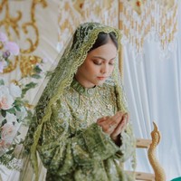Dress berwarna hijau yang dikenakan oleh Putri itu tampak mewah dengan dipenuhi payet. Ia juga melengkapi penampilannya dengan kerudung berbahan tile yang juga dipenuhi dengan payet, senada dengan baju yang dikenakannya. Foto: Instagram/@da4_putri03