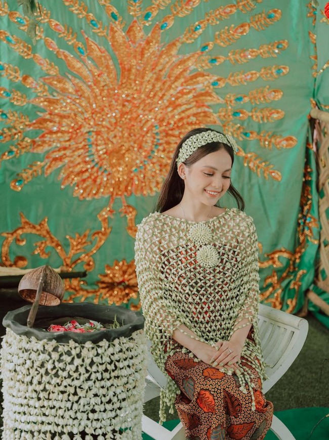 Setelah menjalani pengajian Putri melanjutkan dengan menggelar acara siraman. Mengenakan melati ronce siraman, Putri terlihat cantik dan bahagia. Ia tampak memamerkan senyum manisnya. Foto: Instagram/@da4_putri03