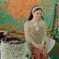 Setelah menjalani pengajian Putri melanjutkan dengan menggelar acara siraman. Mengenakan melati ronce siraman, Putri terlihat cantik dan bahagia. Ia tampak memamerkan senyum manisnya. Foto: Instagram/@da4_putri03