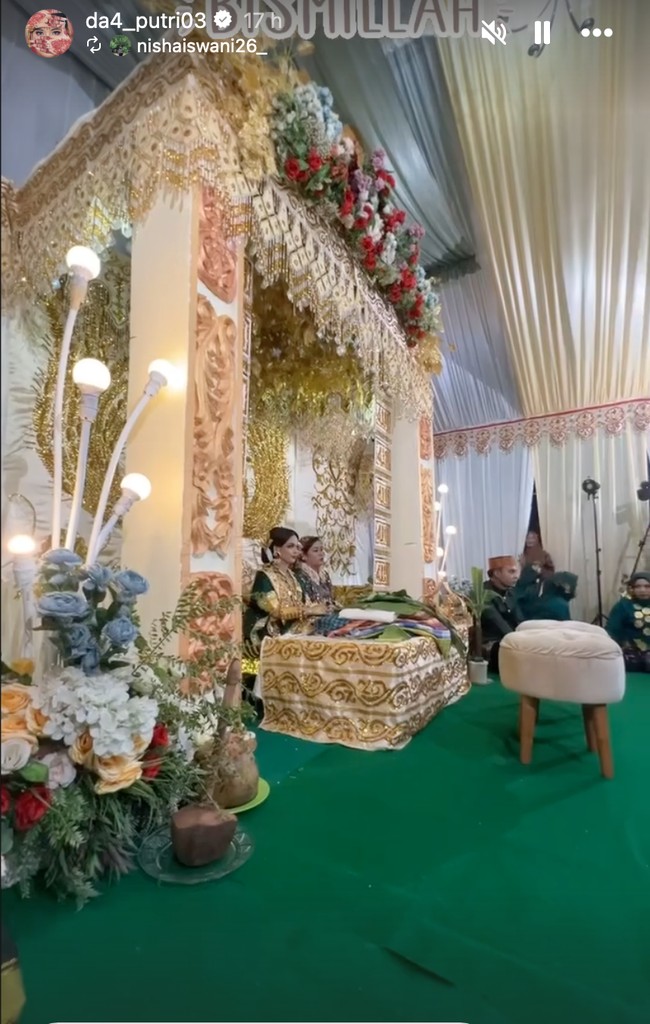 Digelar dengan dekorasi mewah, upacara Mapacci khas adat Bugis juga terlihat sudah dijalani oleh Putri. Upacara tersebut merupakan upacara sebelum adat nikah yang melambangkan kesucian hati calon pengantin untuk menghadapi hari esok, khususnya memasuki babak baru membangun rumah tangga. Foto: Instagram/@da4_putri03