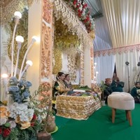Digelar dengan dekorasi mewah, upacara Mapacci khas adat Bugis juga terlihat sudah dijalani oleh Putri. Upacara tersebut merupakan upacara sebelum adat nikah yang melambangkan kesucian hati calon pengantin untuk menghadapi hari esok, khususnya memasuki babak baru membangun rumah tangga. Foto: Instagram/@da4_putri03