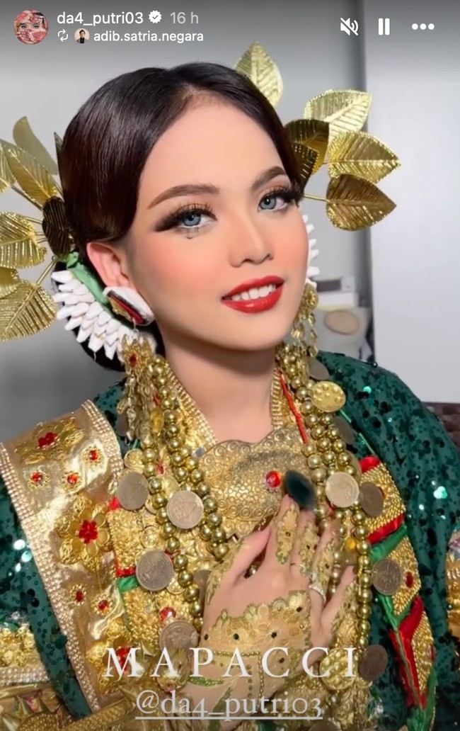 Tak kalah manglingi, Putri tampil cantik di malam upacara Mapacci. Ia tampil dengan riasan bold dan lipstik merah. Foto: Instagram/@da4_putri03