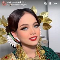 Tak kalah manglingi, Putri tampil cantik di malam upacara Mapacci. Ia tampil dengan riasan bold dan lipstik merah. Foto: Instagram/@da4_putri03