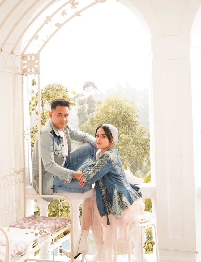 Putri Isnari mantan jebolan Dangdut Academy ke-4 akan segera dinikahi oleh anak bos batubara, Abdul Aziz. Melalui akun Instagram pribadinya Putri tampak sudah menjalani serangkaian prosesi menjelang pernikahan, salah satunya prewedding. Foto: Instagram/@da4_putri03
