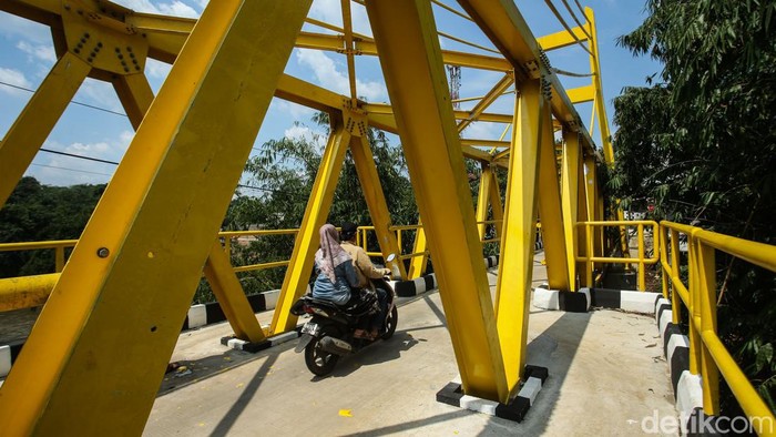 Rampung Bulan Lalu, Cat Jembatan Kuning Depok Mulai Terkelupas Jembatan gantung berwarna kuning di Depok baru saja rampung sekitar satu bulan yang lalu. Namun, cat kuning tersebut ada yang terkelupas.