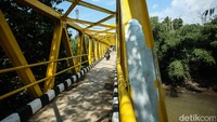 Rampung Bulan Lalu, Cat Jembatan Kuning Depok Mulai Terkelupas