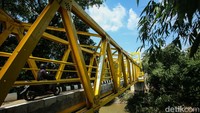 Sebelumnya jembatan dengan panjang jembatan 60 meter dengan lebar 2,4 meter dan tinggi 3 meter ini tetap dapat dilintasi warga.