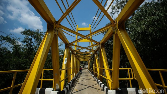 Rampung Bulan Lalu, Cat Jembatan Kuning Depok Mulai Terkelupas Jembatan gantung berwarna kuning di Depok baru saja rampung sekitar satu bulan yang lalu. Namun, cat kuning tersebut ada yang terkelupas.