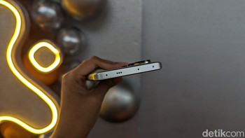 Ponsel ini masih mengusung kamera 200 MP, chipset MediaTek Dimensity 7200 Ultra, RAM 12GB, memori internal 512GB, dan baterai 5.000 mAh.Foto: Virgina Maulita Putri/detikINET