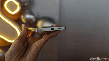 Spesifikasi Redmi Note 13 Pro+ 5G edisi Mystic Silver masih sama seperti varian regulernya. Foto: Virgina Maulita Putri/detikINET