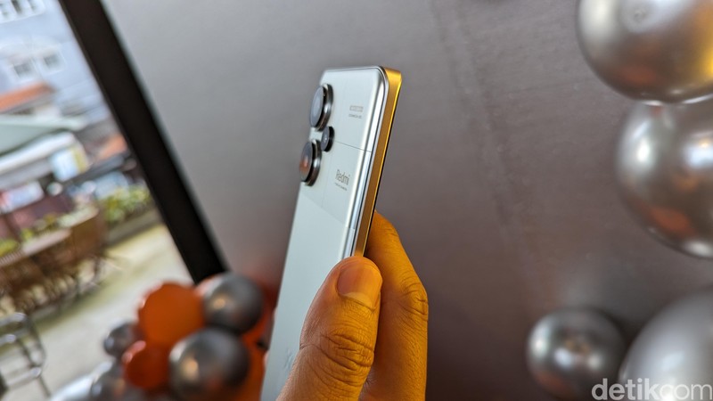 Redmi Note 13 Pro+ 5G edisi Mystic Silver