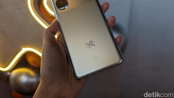 Yang membedakan Redmi Note 13 Pro+ 5G varian baru dengan varian sebelumnya adalah logo Xiaomi Fans Festival di bagian belakangnya. Foto: Virgina Maulita Putri/detikINET