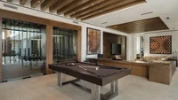 Arena olahraga dan hiburan yang terdapat di dalamnya terdiri dari meja biliar khusus, bar kolam renang, bak mandi air panas, dek tempat berjemur, bar basah, dan pulau barbekyu dengan pemandangan Pegunungan Santa Rosa dan arena golf 15th Fairway. Foto: FilmMagic via New York Post