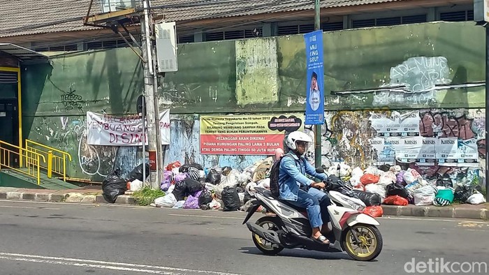 Penampakan tumpukan sampah di Jalan HOS Cokroaminoto, Kota Jogja, siang ini (18/4/2024).