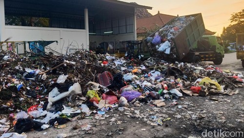 Sampah yang menumpuk hingga menggunung di TPA Peh, Desa Kaliakah, Kecamatan Negara, Kabupaten Jembrana, Senin (15/4/2024). (I Putu Adi Budiastrawan/detikBali).
