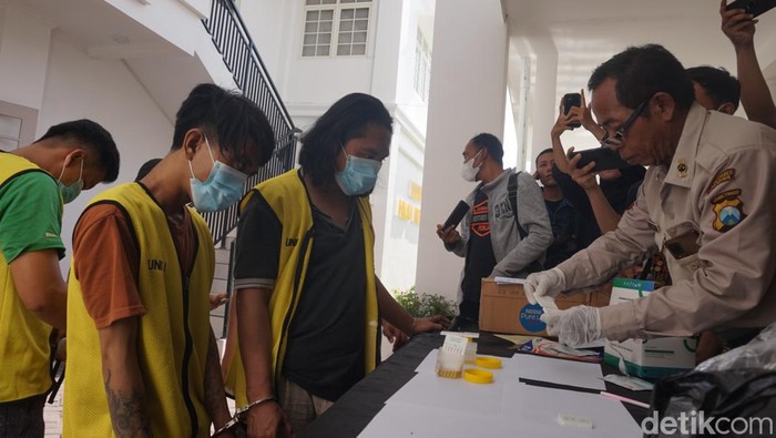 Sebelas orang yang diamankan dari Jalan Kunti Surabaya jalani tes urine