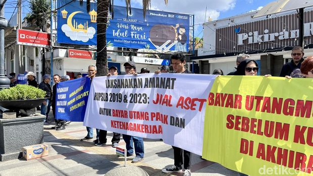 Sejumlah mantan pekerja media unjuk rasa di depan kantor media di Bandung.