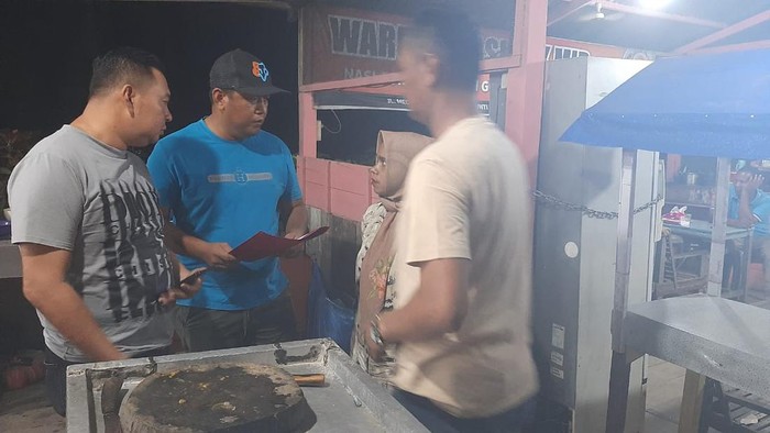 Seorang ibu rumah tangga inisial PJ saat diamankan polisi terkait kasus penipuan. (dok. Polres Aceh Utara)