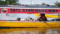 Para pedagang menjual dagangan mereka dari atas Jukung.