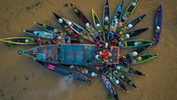 Foto udara sejumlah pedagang menjajakan dagangannya di atas perahu (jukung) di Pasar Terapung Lok Baintan, Kabupaten Banjar, Kalimantan Selatan, Kamis (18/4/2023).