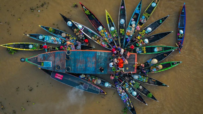 Serunya Belanja di Pasar Terapung Lok Baintan Kalsel Foto udara sejumlah pedagang menjajakan dagangannya di atas perahu (jukung) di Pasar Terapung Lok Baintan, Kabupaten Banjar, Kalimantan Selatan, Kamis (18/4/2023). Pasar yang berada di aliran Sungai Martapura tersebut merupakan pasar tradisional yang menjual beragam dagangan hasil produksi pertanian dan perkebunan masyarakat setempat dari atas Jukung. ANTARA FOTO/Bayu Pratama S/aww.