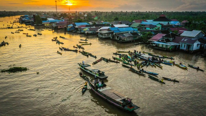 Serunya Belanja di Pasar Terapung Lok Baintan Kalsel Foto udara sejumlah pedagang menjajakan dagangannya di atas perahu (jukung) di Pasar Terapung Lok Baintan, Kabupaten Banjar, Kalimantan Selatan, Kamis (18/4/2023). Pasar yang berada di aliran Sungai Martapura tersebut merupakan pasar tradisional yang menjual beragam dagangan hasil produksi pertanian dan perkebunan masyarakat setempat dari atas Jukung. ANTARA FOTO/Bayu Pratama S/aww.