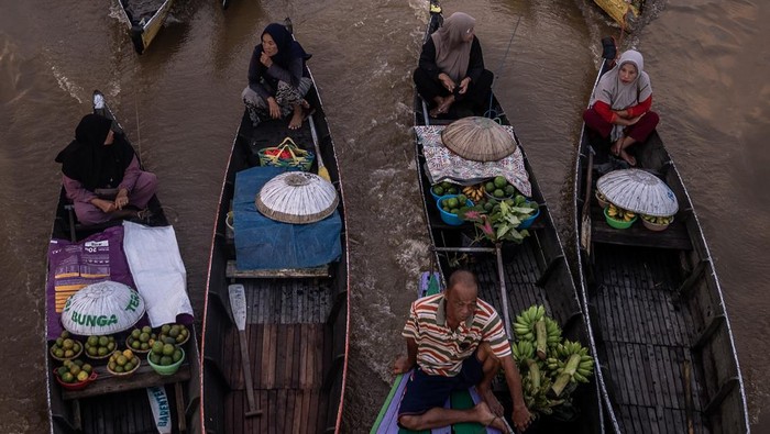 Serunya Belanja di Pasar Terapung Lok Baintan Kalsel Foto udara sejumlah pedagang menjajakan dagangannya di atas perahu (jukung) di Pasar Terapung Lok Baintan, Kabupaten Banjar, Kalimantan Selatan, Kamis (18/4/2023). Pasar yang berada di aliran Sungai Martapura tersebut merupakan pasar tradisional yang menjual beragam dagangan hasil produksi pertanian dan perkebunan masyarakat setempat dari atas Jukung. ANTARA FOTO/Bayu Pratama S/aww.