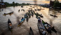 Pasar yang berada di aliran Sungai Martapura tersebut merupakan pasar tradisional yang menjual beragam dagangan hasil produksi pertanian dan perkebunan masyarakat setempat dari atas Jukung.
