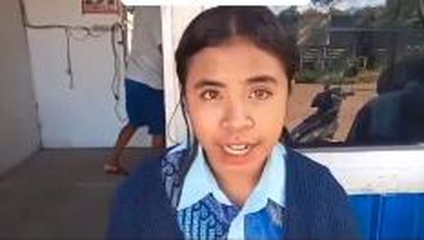 Siswi SMA Negeri 2 Maumere yang tidak boleh ikut ujian karena nunggak uang sekolah. (Tangkapan layar)