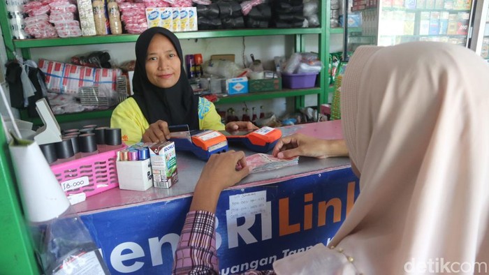 Siti Qomariah (39) warga Dukuh Ngelo RT 4 RW 4, Desa Karangrowo, Kecamatan Undaan, Kudus, menjadi agen BRILinik, Kamis (18/4/2024).