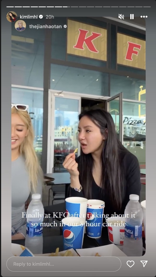 Kim Lim juga memperlihatkan momen dirinya dan teman-temannya akhirnya bisa makan ayam cepat saji setelah sebelumnya kelaparan saat terjebak delapan jam di mobil akibat banjir di Dubai. Foto: Dok. Instagram kimlimhl thejianhaotan