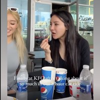 Kim Lim juga memperlihatkan momen dirinya dan teman-temannya akhirnya bisa makan ayam cepat saji setelah sebelumnya kelaparan saat terjebak delapan jam di mobil akibat banjir di Dubai. Foto: Dok. Instagram kimlimhl thejianhaotan