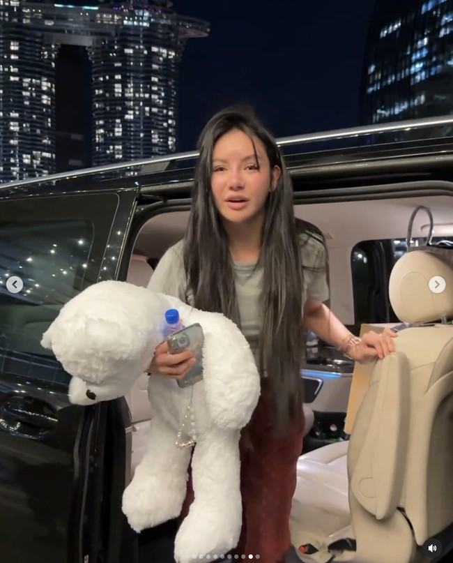 Kim Lim pada akhirnya bisa sampai di Hotel Armani, Dubai. Meskipun situasi hotel juga kacau karena banjir, dia berhasil mendapatkan kamar berkat bantuan temannya. Ini momen dia turun dari mobil setelah delapan jam harus berada di kendaraan roda empat tersebut. Foto: Dok. Instagram kimlimhl thejianhaotan
