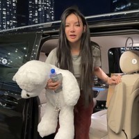 Kim Lim pada akhirnya bisa sampai di Hotel Armani, Dubai. Meskipun situasi hotel juga kacau karena banjir, dia berhasil mendapatkan kamar berkat bantuan temannya. Ini momen dia turun dari mobil setelah delapan jam harus berada di kendaraan roda empat tersebut. Foto: Dok. Instagram kimlimhl thejianhaotan