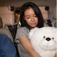 Kim Lim mengungkapkan kisahnya melalui unggahan Instagram pada 17 April 2024. Dia memperlihatkan momen dirinya bersama beberapa temannya terjebak di dalam mobil saat menuju ke Bandara Internasional Dubai (DBX).  Foto: Dok. Instagram kimlimhl, thejianhaotan