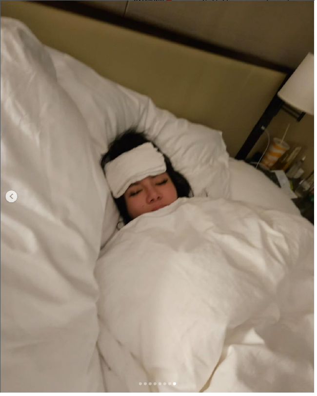 Setelah tiba di hotel, Kim Lim mengaku demam sampai dia harus mengompres tubuhnya. Foto: Dok. Instagram kimlimhl thejianhaotan