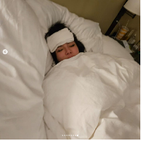 Setelah tiba di hotel, Kim Lim mengaku demam sampai dia harus mengompres tubuhnya. Foto: Dok. Instagram kimlimhl thejianhaotan