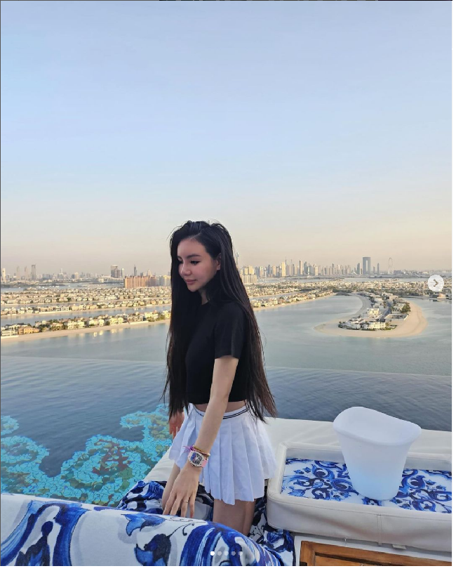 Kim Lim awalnya berencana ke Bandara Dubai untuk pulang ke Singapura. Namun rencana tersebut akhirnya dia tunda karena situasi bandara pun kacau-balau. Foto: Dok. Instagram kimlimhl thejianhaotan