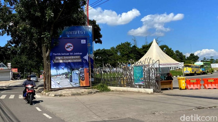 Spanduk Larangan Pungli Terpasang di Kawasan Masjid Al-Jabbar