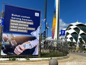 Spanduk Larangan Pungli Terpasang di Area Masjid Raya Al Jabbar