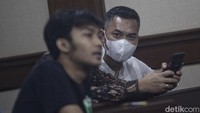 Ia kemudian dimintai klarifikasi apakah ada aliran dana transfer ke terdakwa Arif.