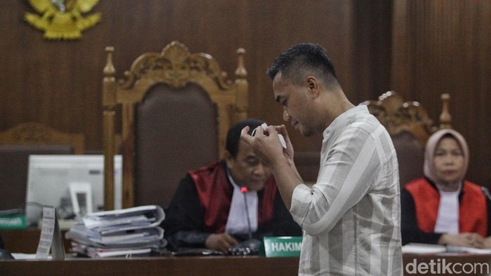Suami Pedangdut Zaskia Gotik Bersaksi di Pengadilan Tipikor Suami Zaskia Gotik, yakni Sirajudin Machmud, hadir sebagai saksi dalam persidangan dugaan korupsi pembangunan Gereja Kingmi Mile 32 di Kabupaten Mimika, Papua Tengah. Ini potretnya.